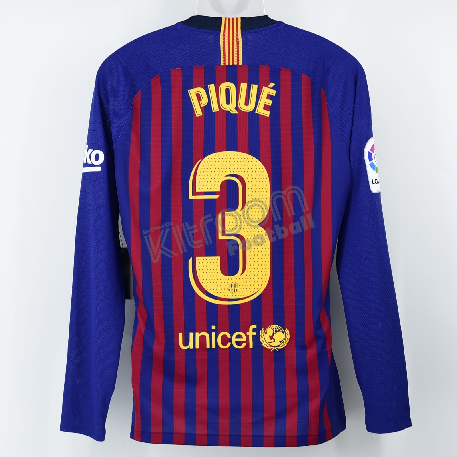 FCB18HOLSL-NW-PI-3PI-INIESTA%20(1).jpg