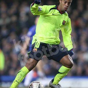 2005-06 Barcelona Away Shirt #10 RONALDINHO Nike (Very Good) L Champions League - Image 4