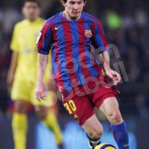 2005-06 Barcelona Home Shirt #19 MESSI (Very Good) L - Image 4