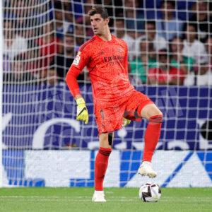 2022-23 Real Madrid Goalkeeper Shirt #1 COURTOIS La Liga Red BNWT XL SS - Image 5