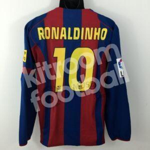 2004-05 Barcelona Home Shirt Size M #10 RONALDINHO Long Sleeves (Good) - Image 1