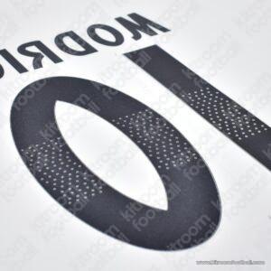 2018-19 Real Madrid Home Name Set #10 MODRIC Cup (Repro) - Image 3